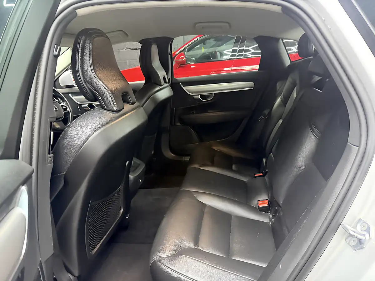 Used 2019 Volvo S90 Momentum Silver - Interior and Exterior details 16