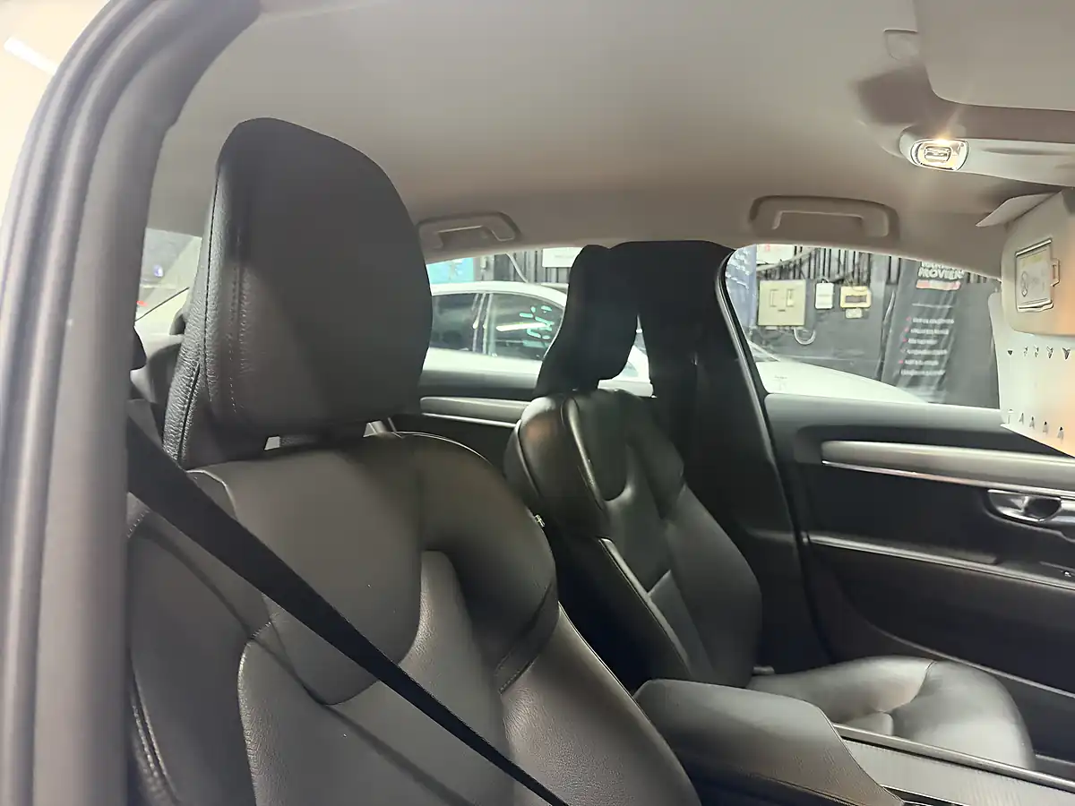 Used 2019 Volvo S90 Momentum Silver - Interior and Exterior details 17