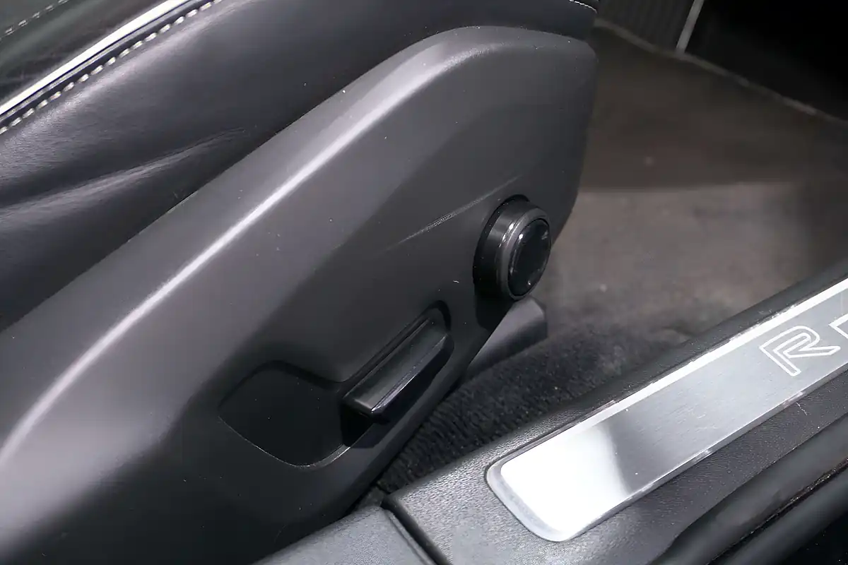 Used 2019 Volvo S90 R-Design Plus Onyx Black - Interior and Exterior details 15