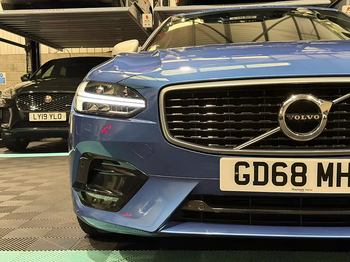 Used 2019 Volvo S90 R-Design Pro Blue - Interior and Exterior details 17