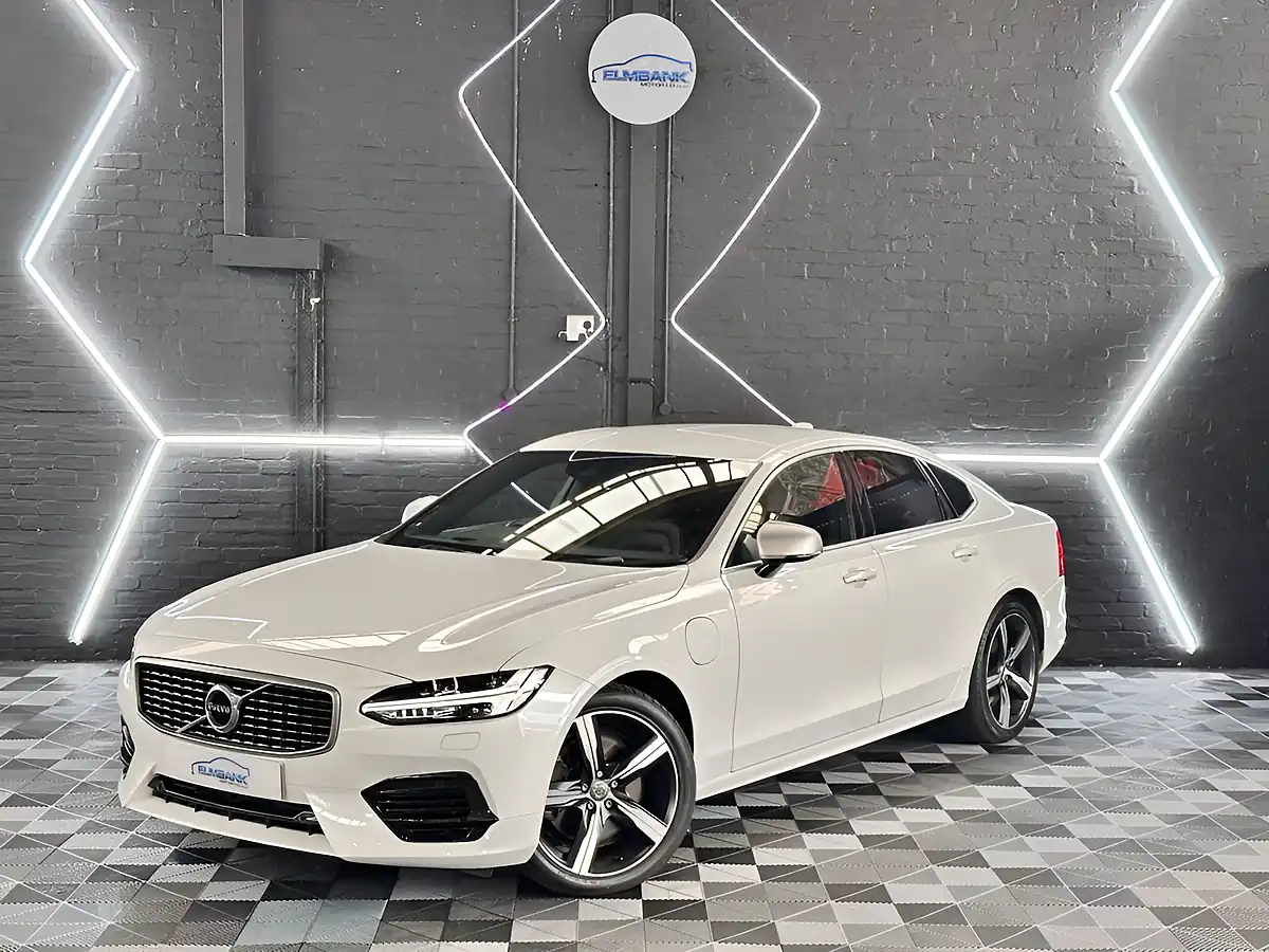 Used 2019 Volvo S90 R-Design Pro Crystal White Pearlescent - Front View