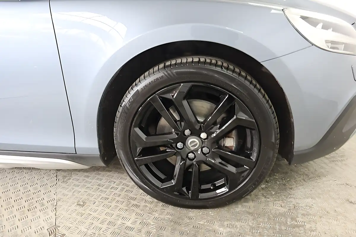 Used 2019 Volvo V40 Cross Country Pro Blue - Interior and Exterior details 10