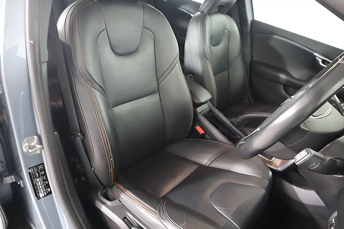 Used 2019 Volvo V40 Cross Country Pro Blue - Interior and Exterior details 12