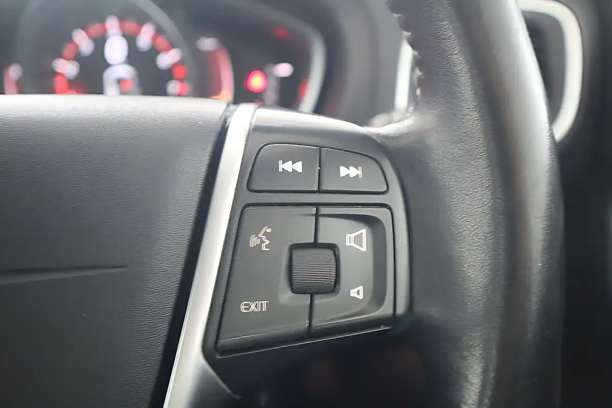 Used 2019 Volvo V40 Cross Country Pro Blue - Interior and Exterior details 18