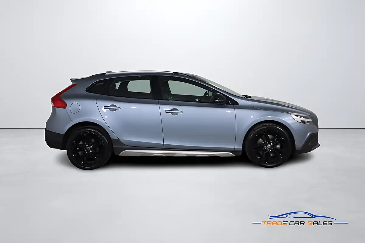Used 2019 Volvo V40 Cross Country Pro Blue - Interior and Exterior details 7