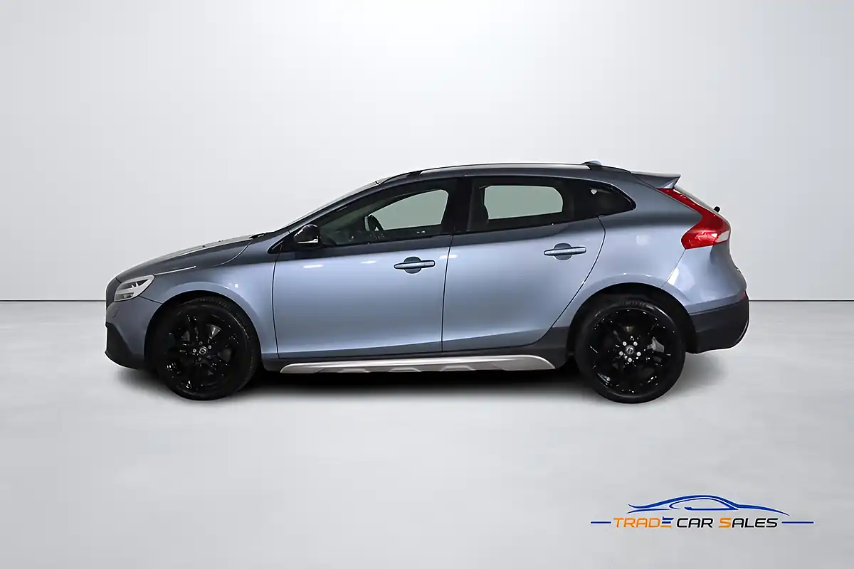 Used 2019 Volvo V40 Cross Country Pro Blue - Interior and Exterior details 8