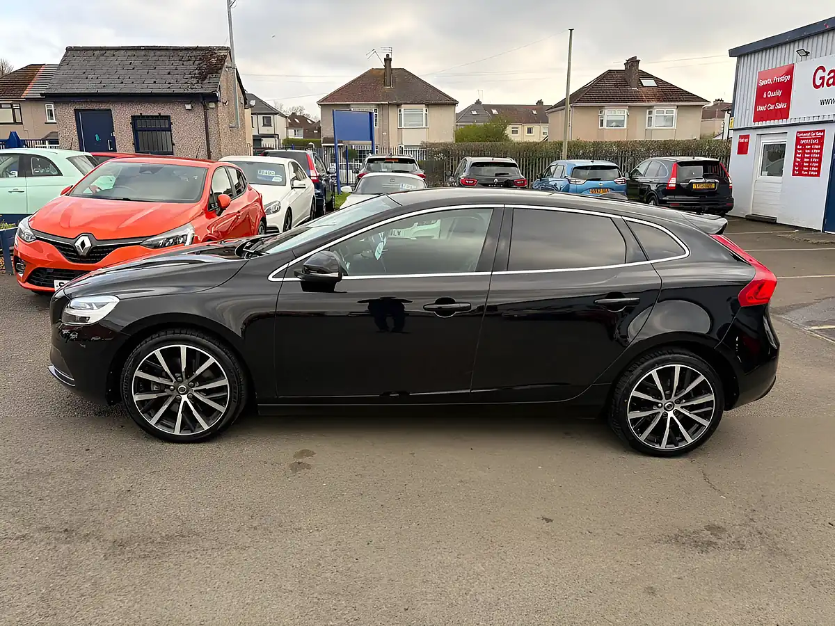 Used 2019 Volvo V40 Inscription Edition Black - Front View