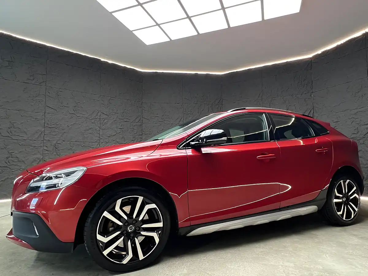 Used 2019 Volvo V40 Pro Red - Interior and Exterior details 5
