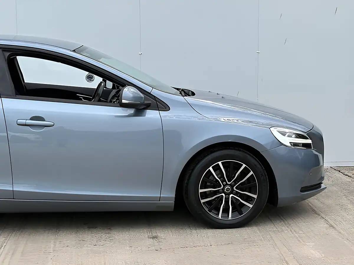 Used 2019 Volvo V40 R-Design Edition Bursting Blue - Interior and Exterior details 10