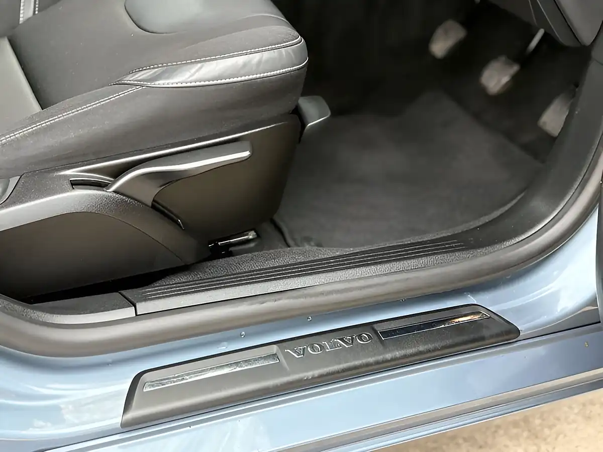 Used 2019 Volvo V40 R-Design Edition Bursting Blue - Interior and Exterior details 14