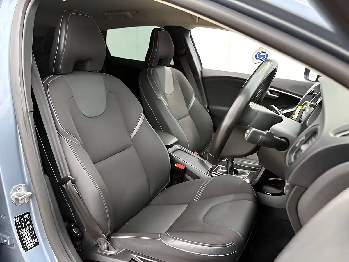 Used 2019 Volvo V40 R-Design Edition Bursting Blue - Interior and Exterior details 18