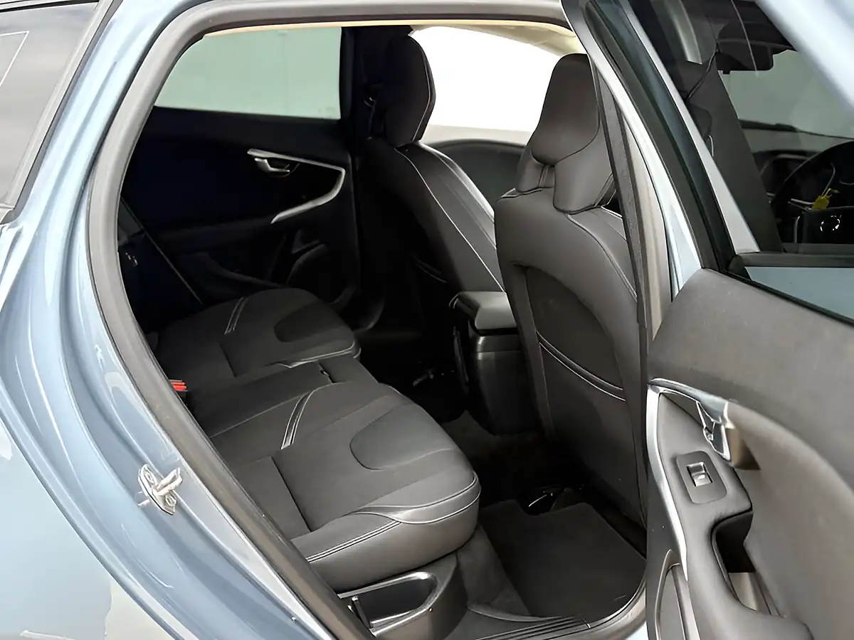 Used 2019 Volvo V40 R-Design Edition Bursting Blue - Interior and Exterior details 20
