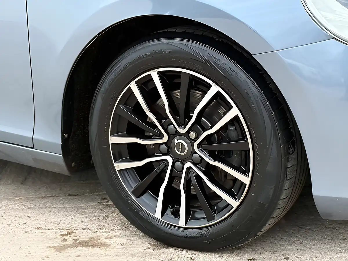 Used 2019 Volvo V40 R-Design Edition Bursting Blue - Interior and Exterior details 5