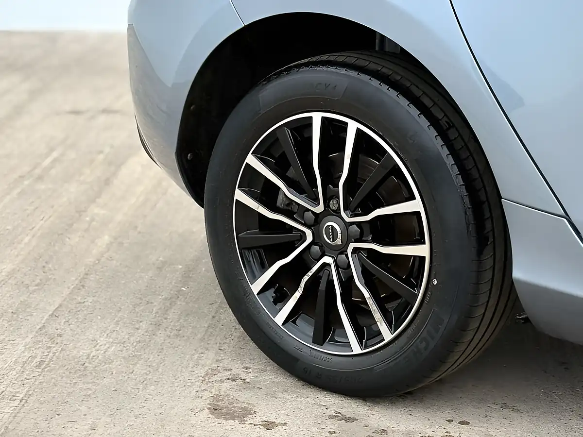 Used 2019 Volvo V40 R-Design Edition Bursting Blue - Interior and Exterior details 9
