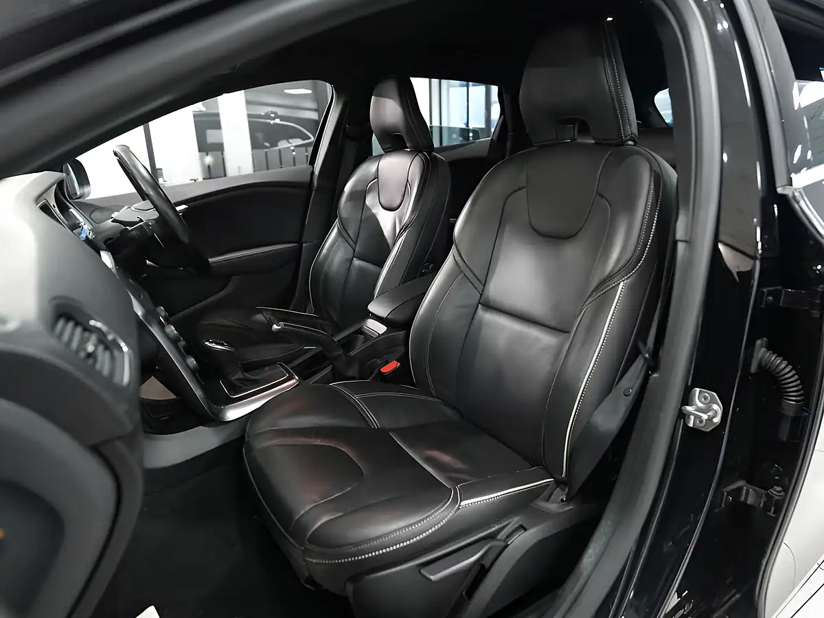 Used 2019 Volvo V40 R-Design Edition Onyx Black - Interior and Exterior details 11