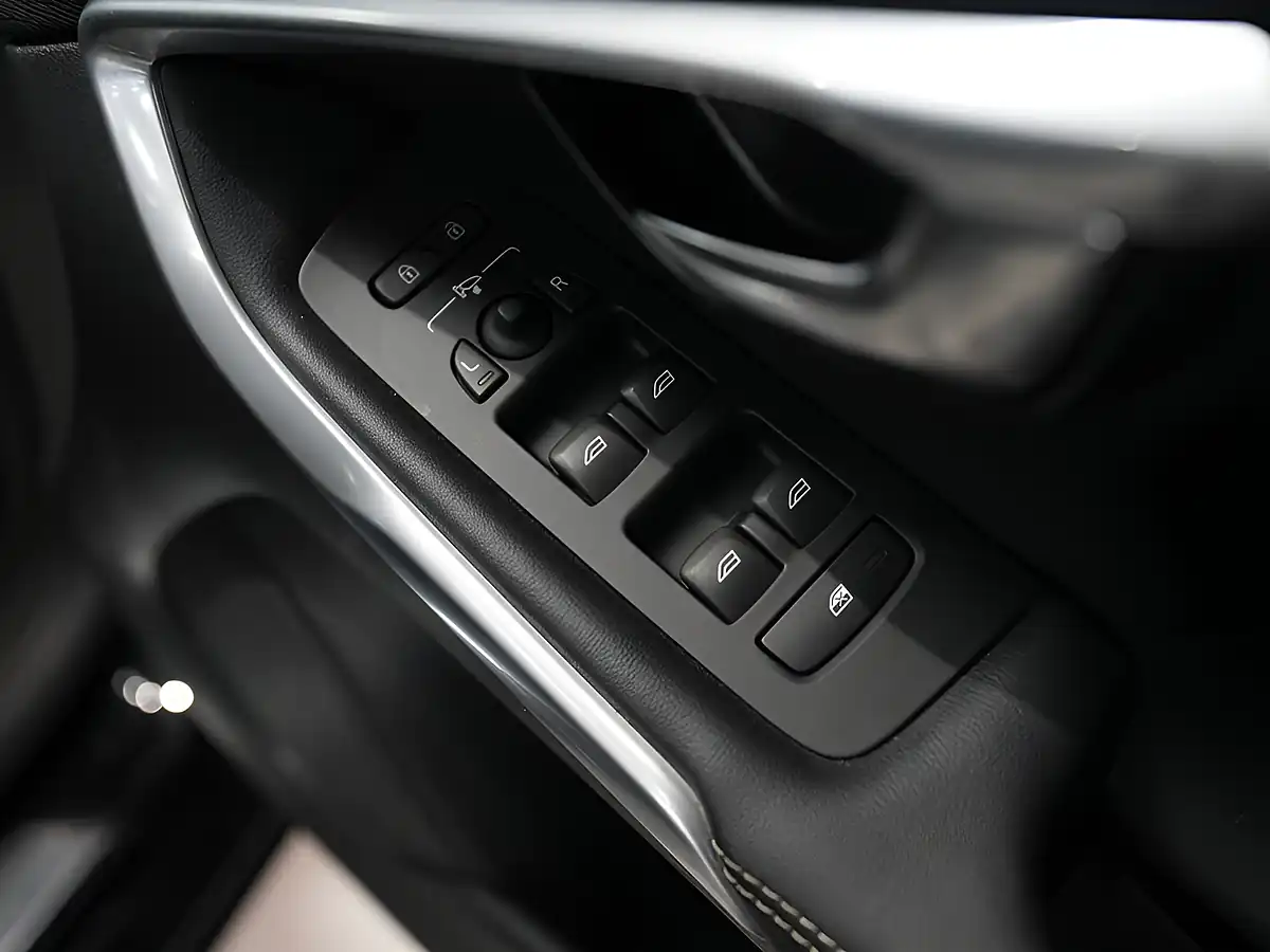 Used 2019 Volvo V40 R-Design Edition Onyx Black - Interior and Exterior details 8