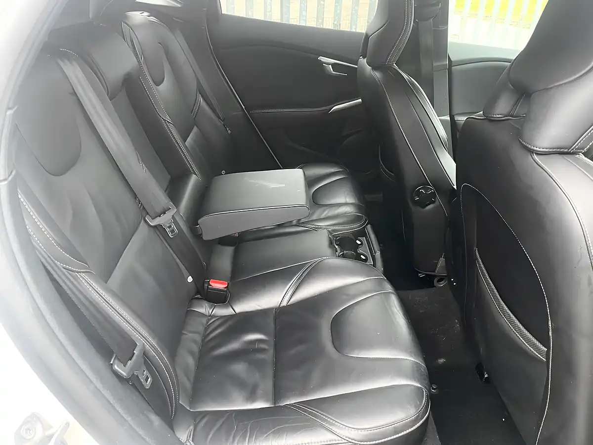 Used 2019 Volvo V40 R-Design Edition White - Interior and Exterior details 10