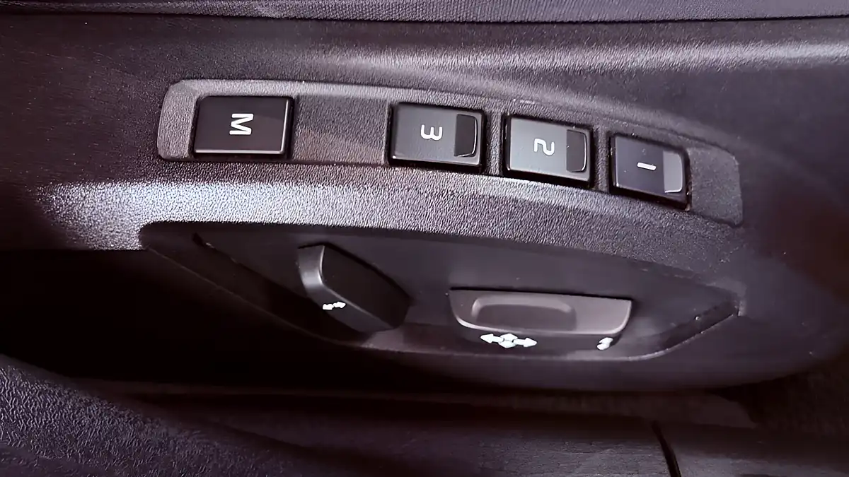 Used 2019 Volvo V40 R-Design Edition White - Interior and Exterior details 15
