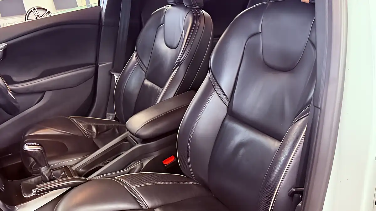Used 2019 Volvo V40 R-Design Edition White - Interior and Exterior details 17