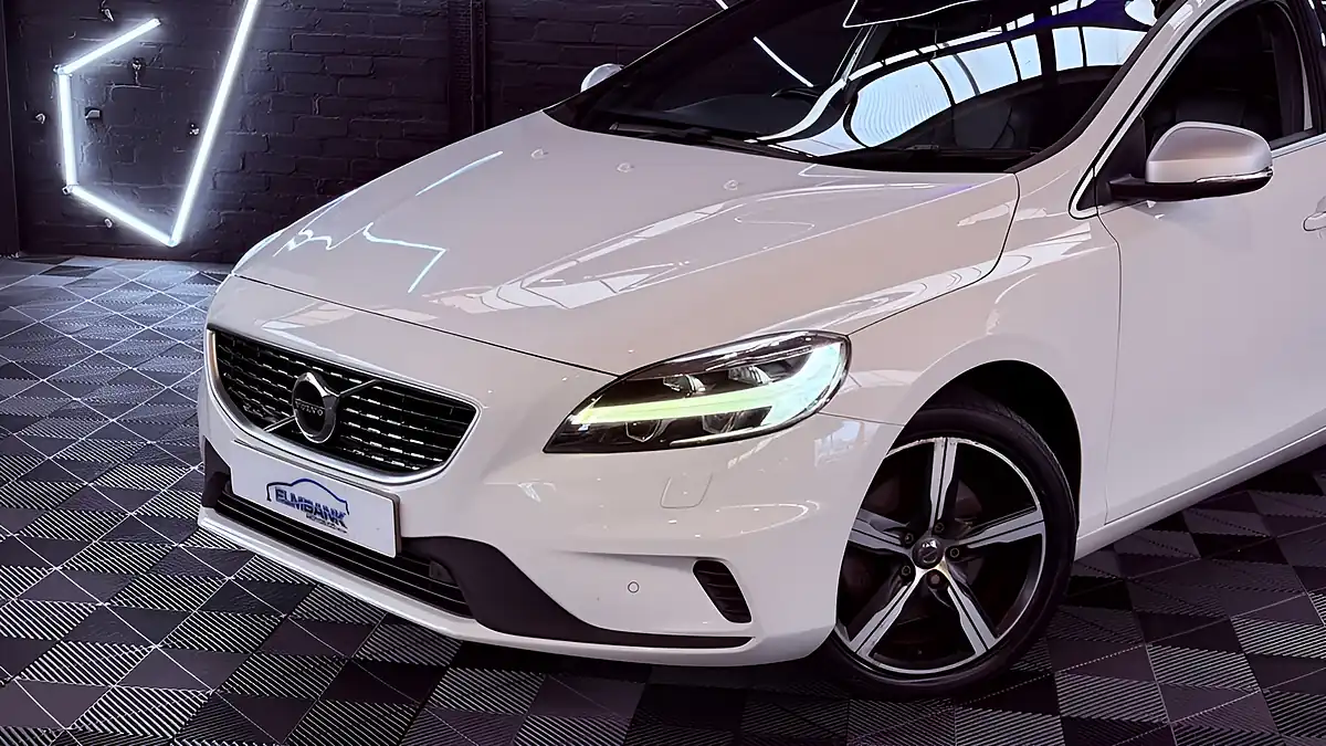 Used 2019 Volvo V40 R-Design Edition White - Interior and Exterior details 4