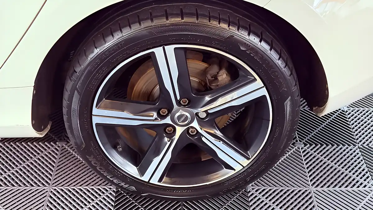 Used 2019 Volvo V40 R-Design Edition White - Interior and Exterior details 8