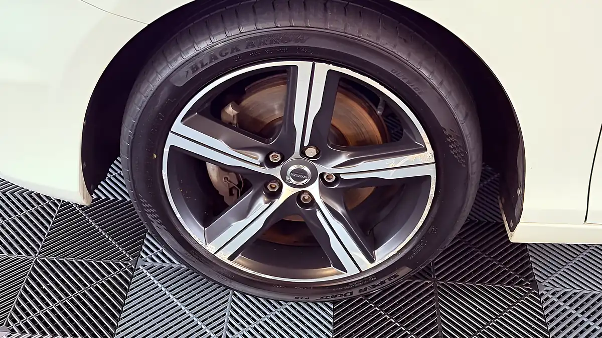 Used 2019 Volvo V40 R-Design Edition White - Interior and Exterior details 9