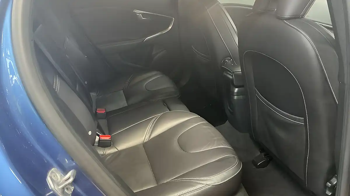 Used 2019 Volvo V40 R-Design Pro Blue - Interior and Exterior details 10