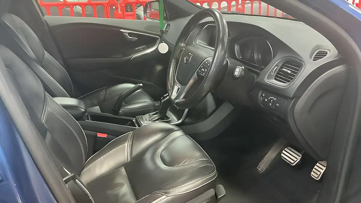 Used 2019 Volvo V40 R-Design Pro Blue - Interior and Exterior details 11