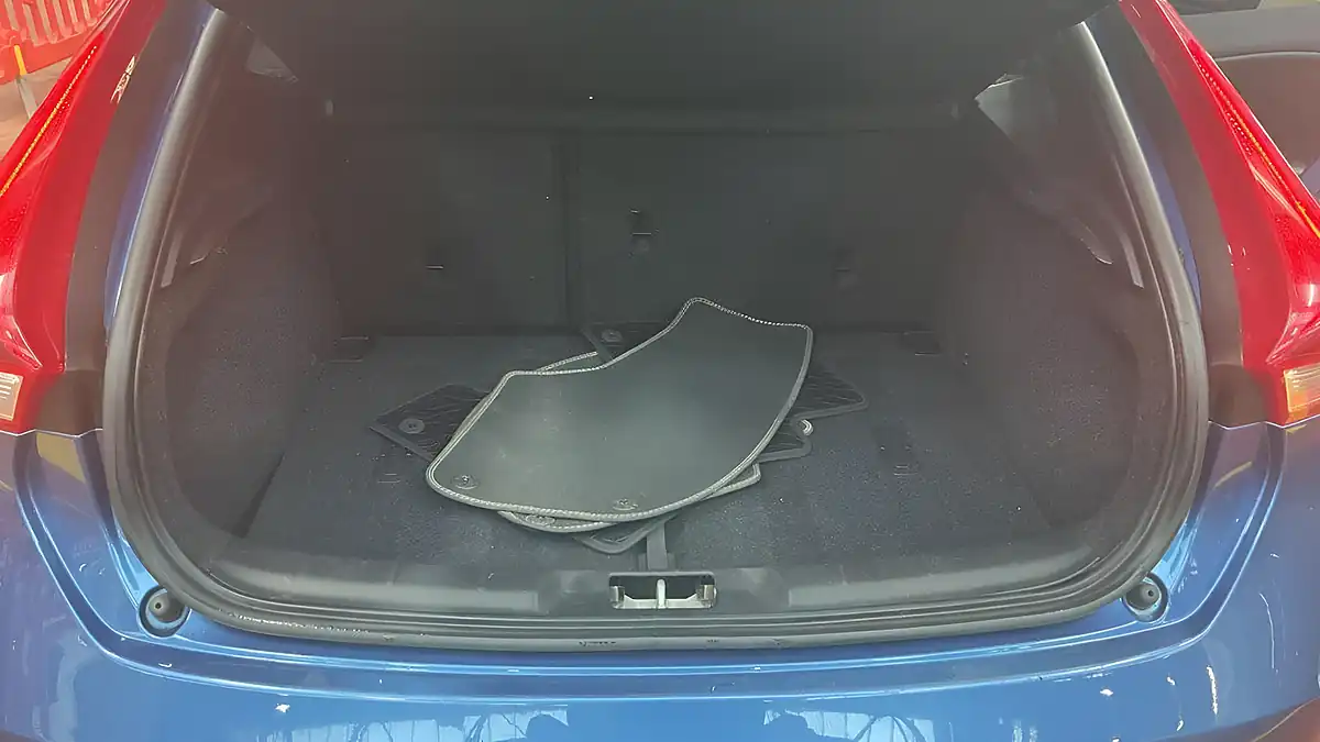 Used 2019 Volvo V40 R-Design Pro Blue - Interior and Exterior details 9