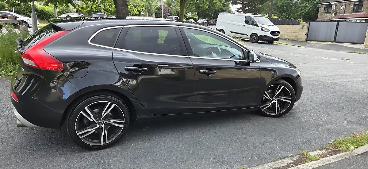 Used 2019 Volvo V40 R-Design Pro Onyx Black - Interior and Exterior details 14