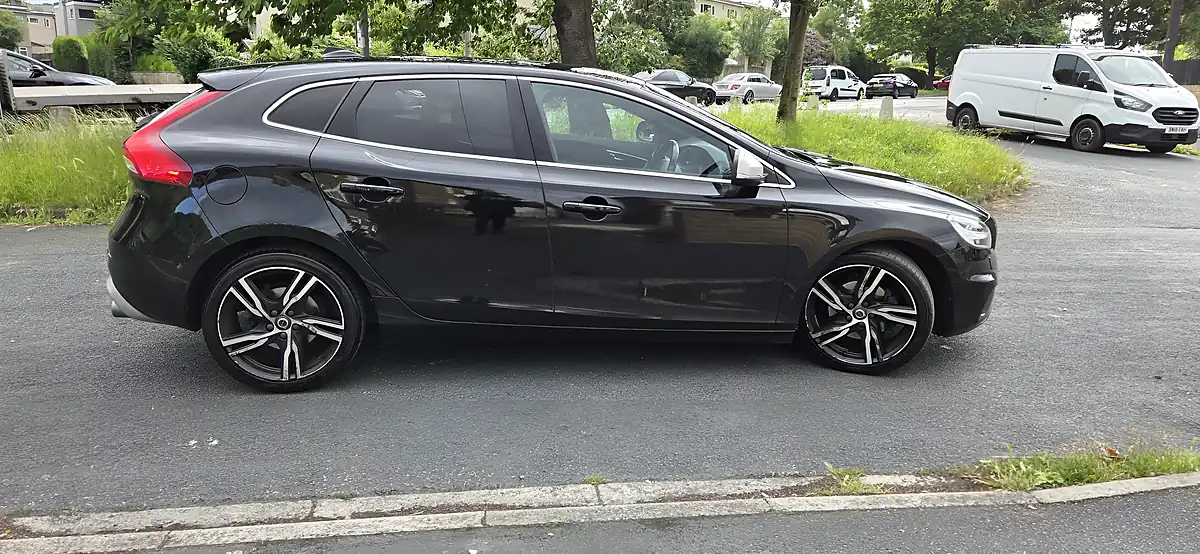 Used 2019 Volvo V40 R-Design Pro Onyx Black - Interior and Exterior details 15