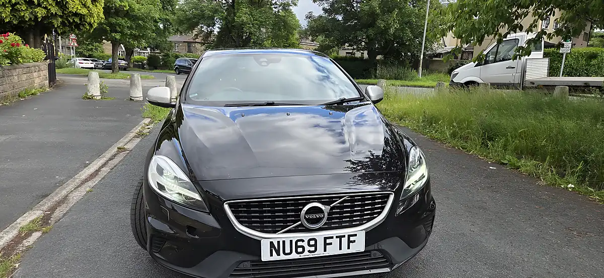 Used 2019 Volvo V40 R-Design Pro Onyx Black - Interior and Exterior details 3