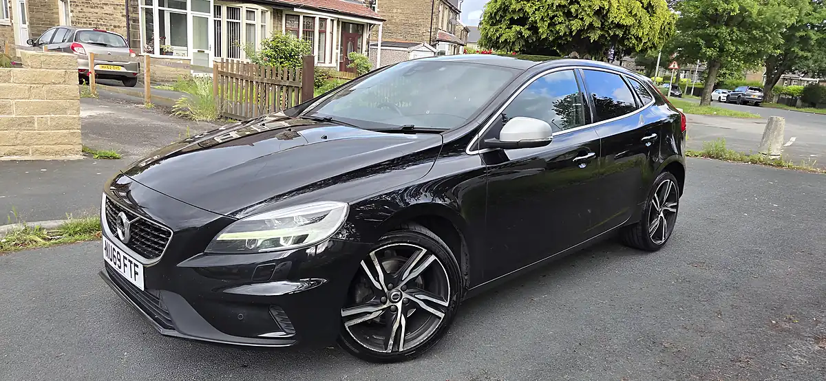 Used 2019 Volvo V40 R-Design Pro Onyx Black - Interior and Exterior details 5