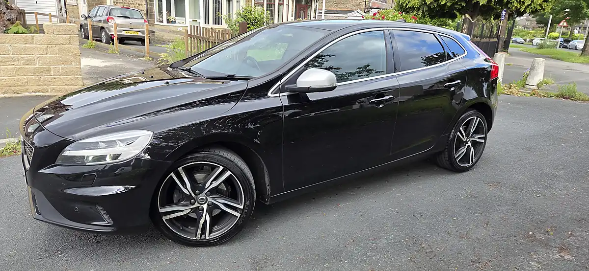 Used 2019 Volvo V40 R-Design Pro Onyx Black - Interior and Exterior details 6