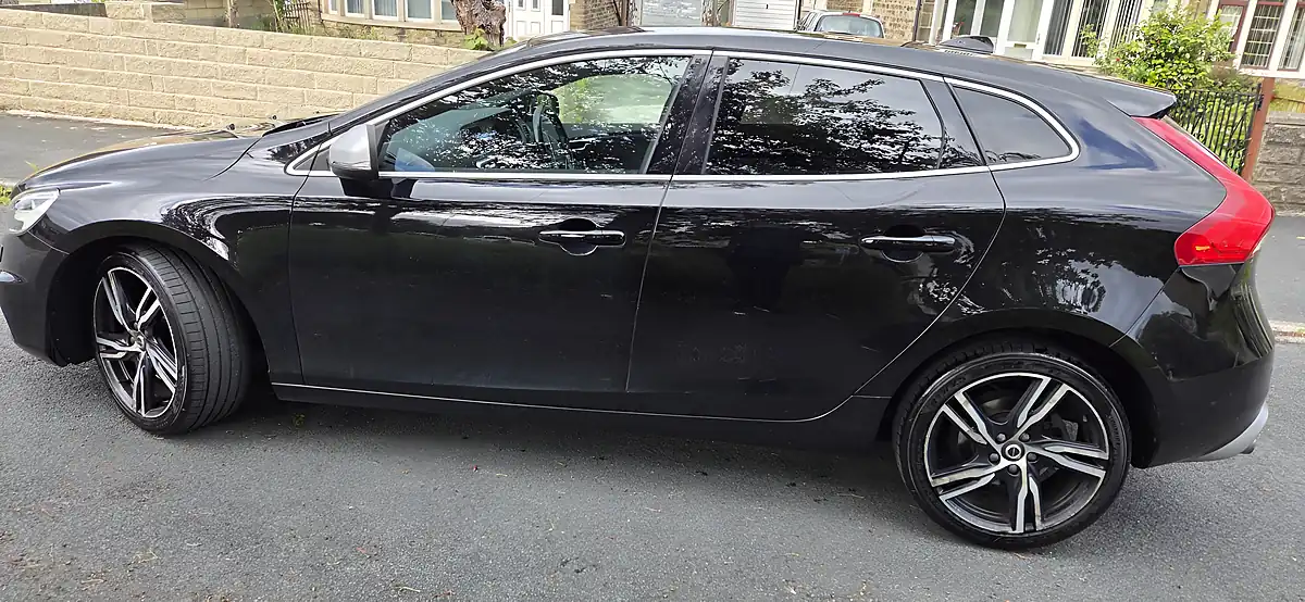 Used 2019 Volvo V40 R-Design Pro Onyx Black - Interior and Exterior details 7