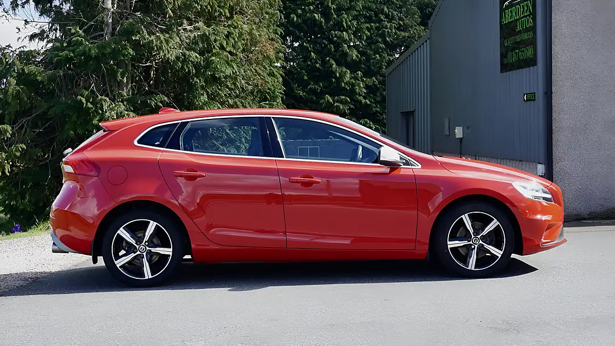Used 2019 Volvo V40 R-Design Red - Interior and Exterior details 5