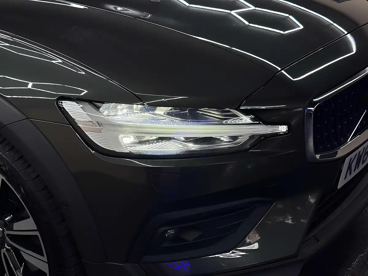 Used 2019 Volvo V60 Cross Country Grey - Interior and Exterior details 10