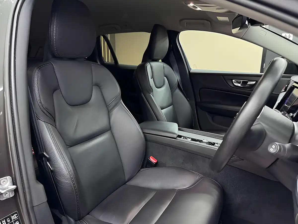 Used 2019 Volvo V60 Cross Country Grey - Interior and Exterior details 15