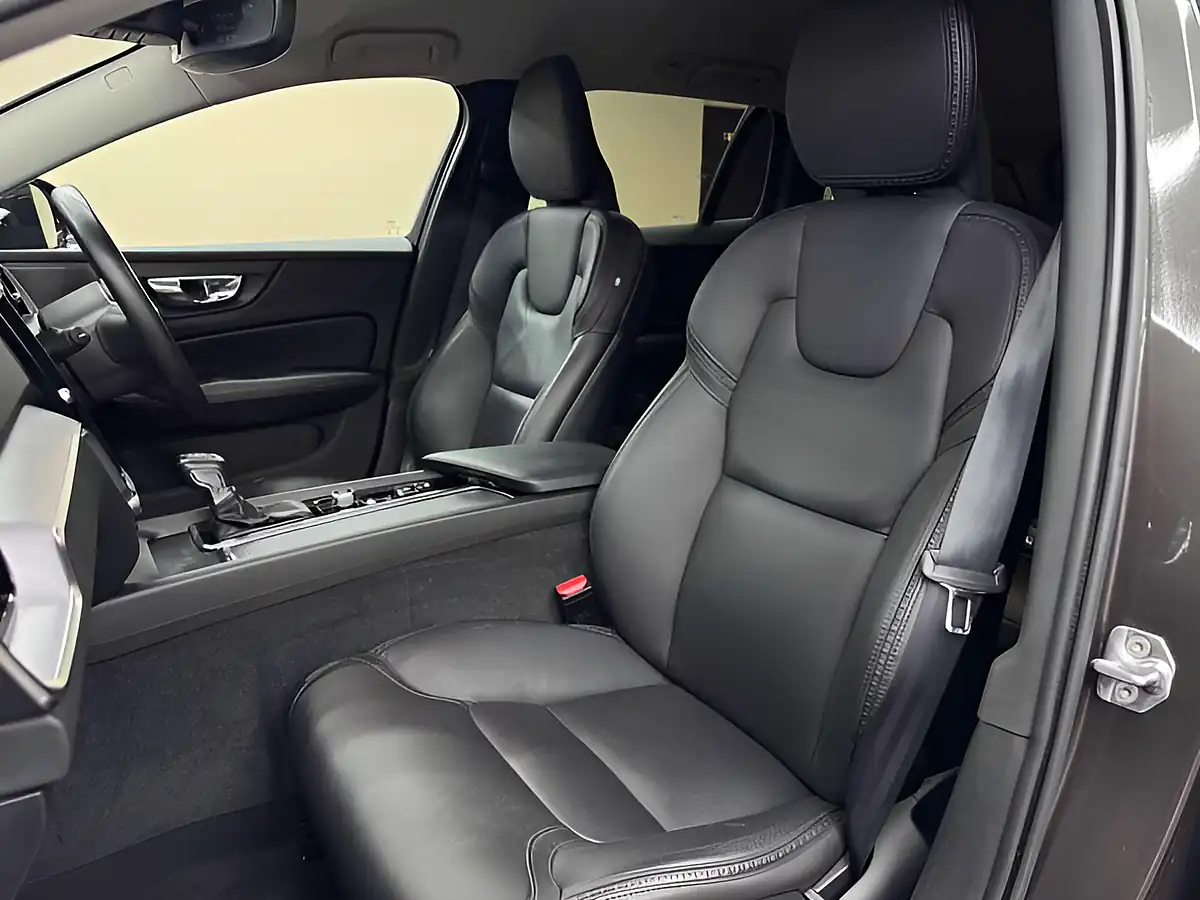 Used 2019 Volvo V60 Cross Country Grey - Interior and Exterior details 18