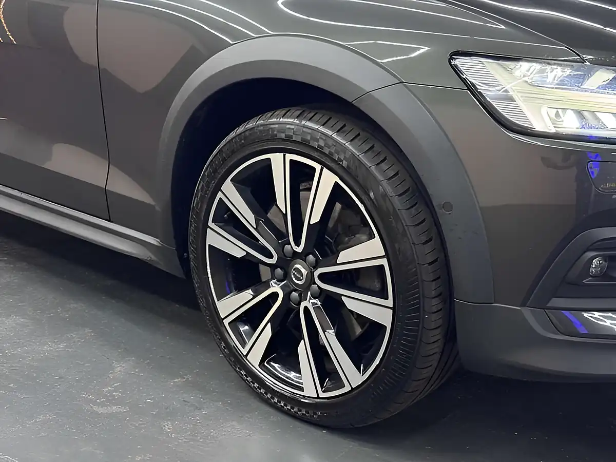 Used 2019 Volvo V60 Cross Country Grey - Interior and Exterior details 9