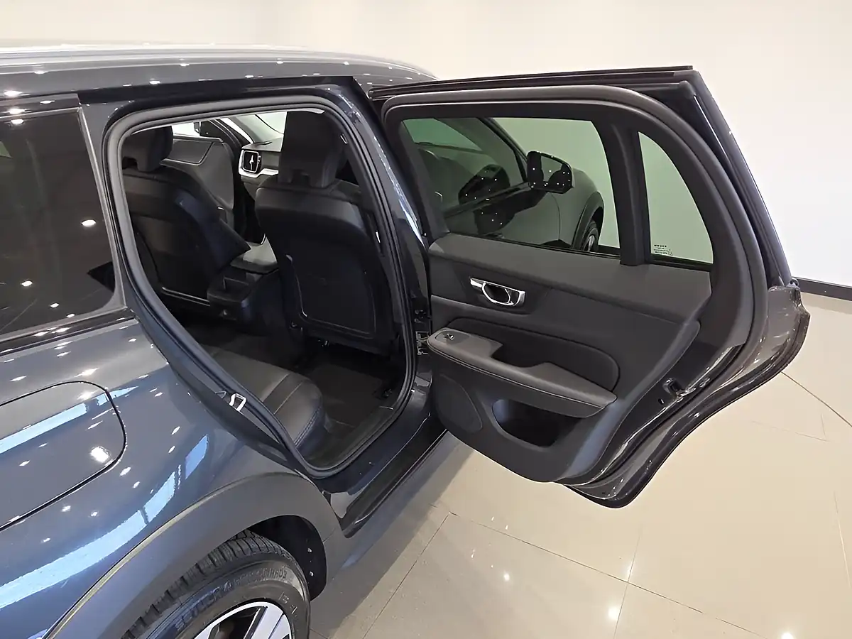 Used 2019 Volvo V60 Cross Country Plus Grey - Interior and Exterior details 15