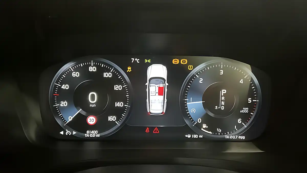 Used 2019 Volvo V60 Momentum Grey - Interior and Exterior details 10