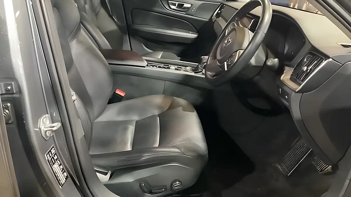 Used 2019 Volvo V60 Momentum Grey - Interior and Exterior details 8
