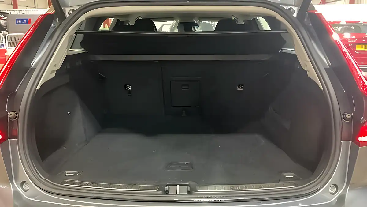 Used 2019 Volvo V60 Momentum Grey - Interior and Exterior details 9
