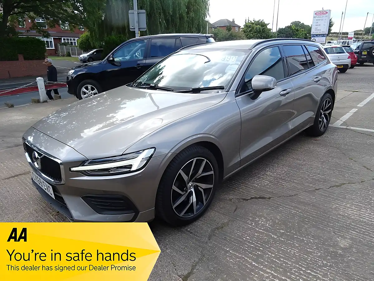 Used 2019 Volvo V60 Momentum Grey - Front View