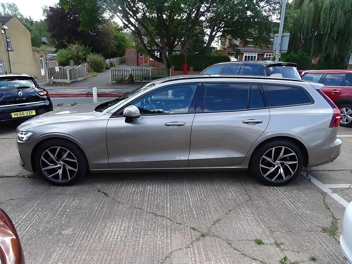 Used 2019 Volvo V60 Momentum Grey - Interior and Exterior details 10