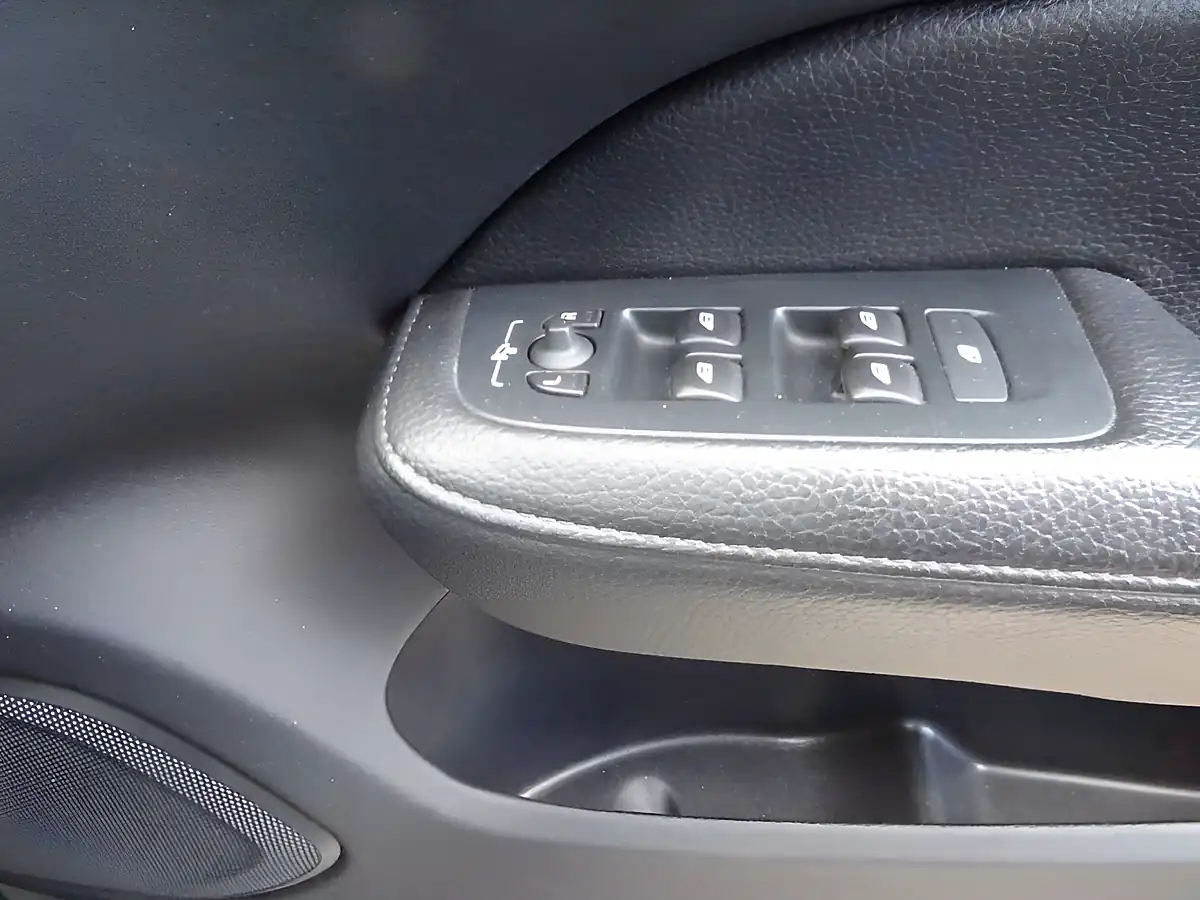 Used 2019 Volvo V60 Momentum Grey - Interior and Exterior details 12