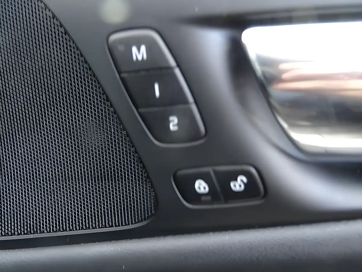 Used 2019 Volvo V60 Momentum Grey - Interior and Exterior details 15