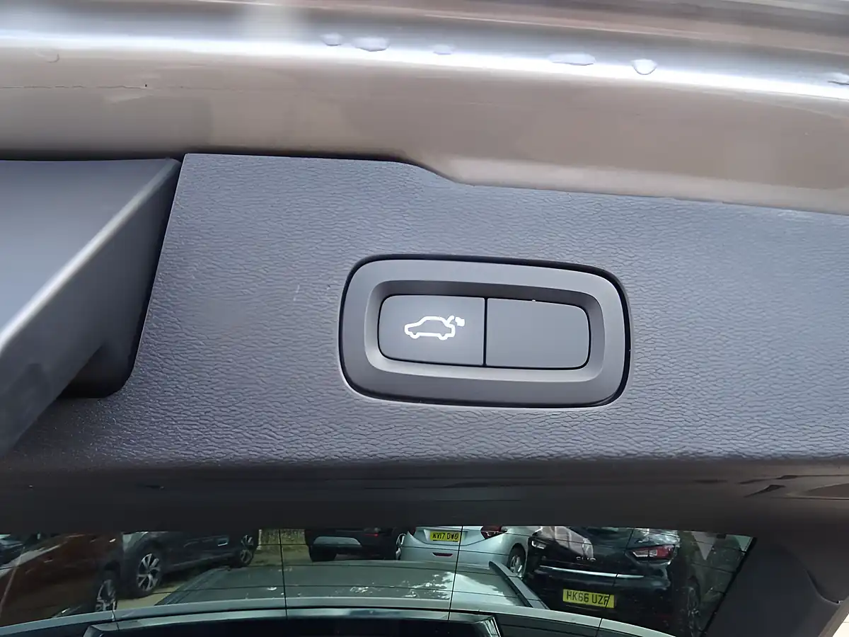 Used 2019 Volvo V60 Momentum Grey - Interior and Exterior details 16