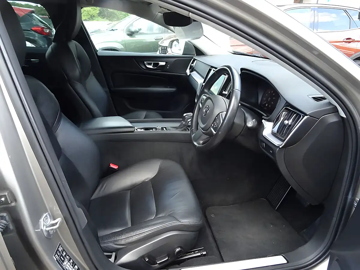 Used 2019 Volvo V60 Momentum Grey - Interior and Exterior details 17